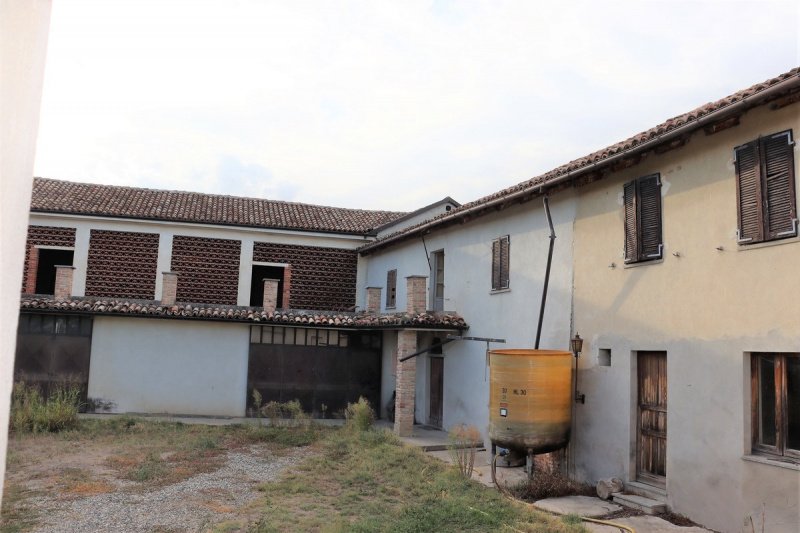 Maison de campagne à Castiglione Tinella