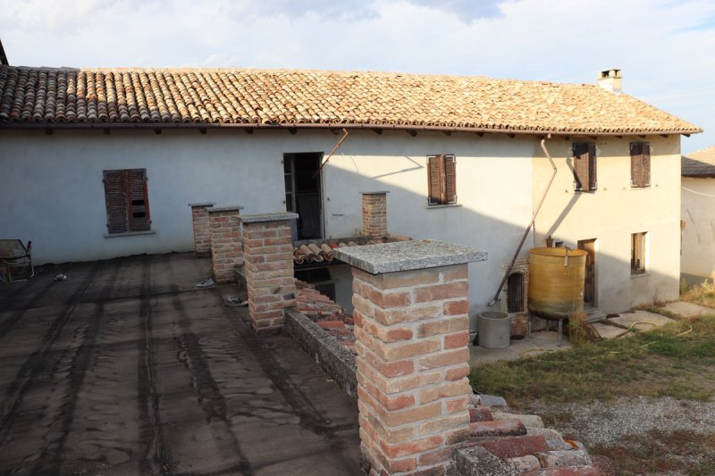 Huis op het platteland in Castiglione Tinella