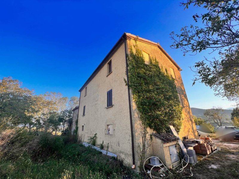 Klein huisje op het platteland in Sassoferrato