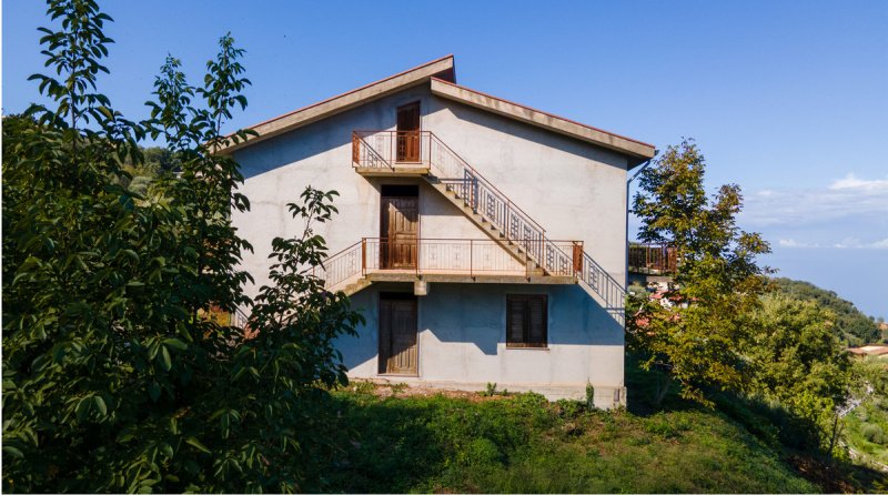 Detached house in Naso