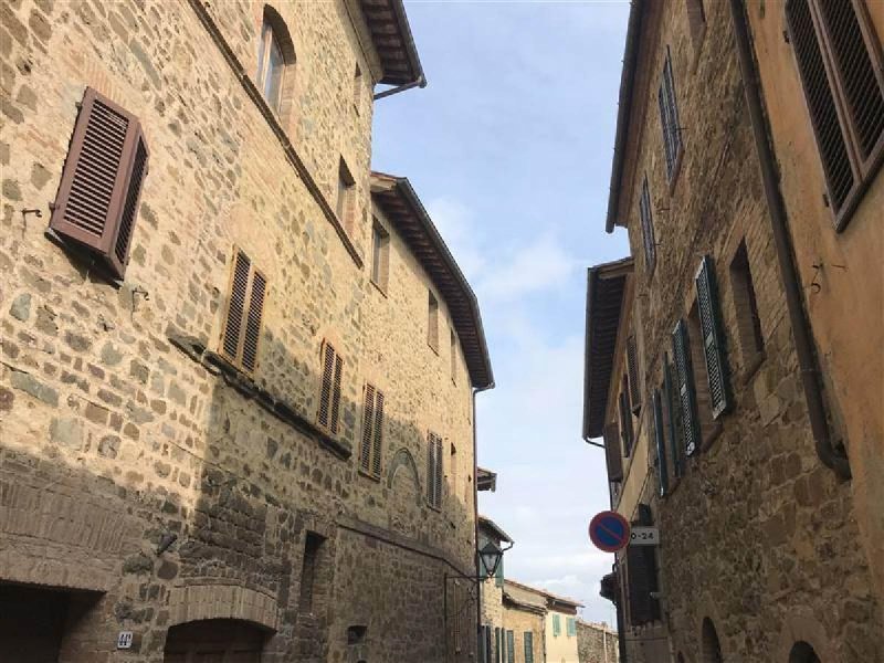 Hus från källare till tak i Montalcino