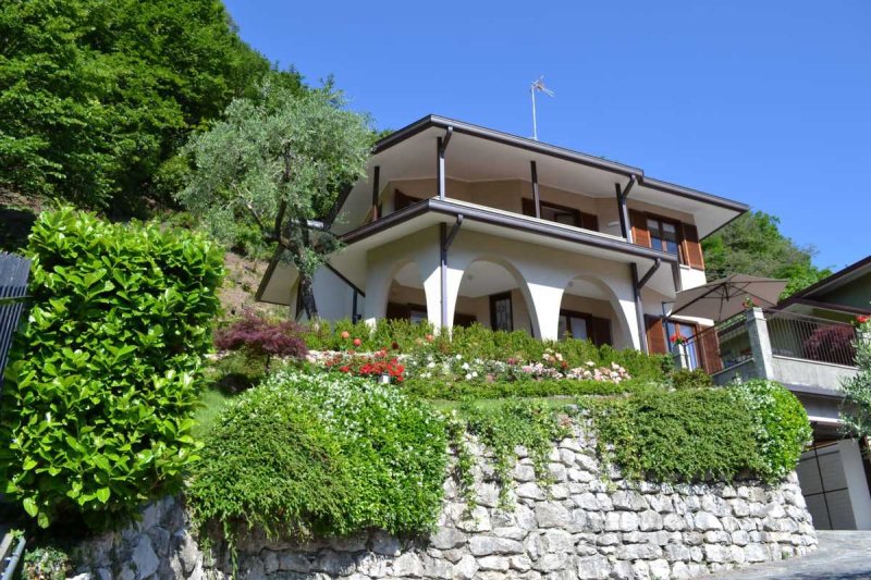 Villa en Oliveto Lario