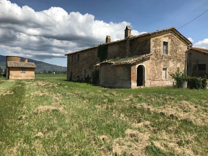 Klein huisje op het platteland in Cannara