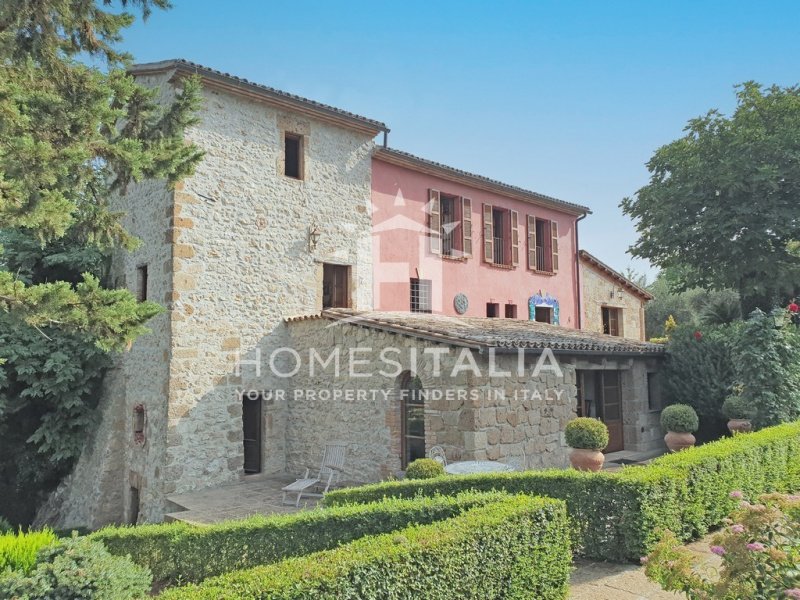 Historiskt hus i Castiglione in Teverina