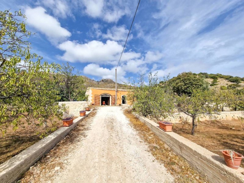 Farmhouse in Avola