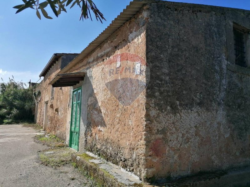 Klein huisje op het platteland in Partinico