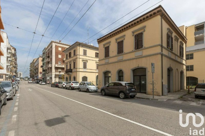 Kommersiell byggnad i Ancona