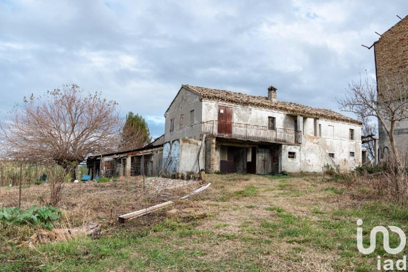 Klein huisje op het platteland in Osimo