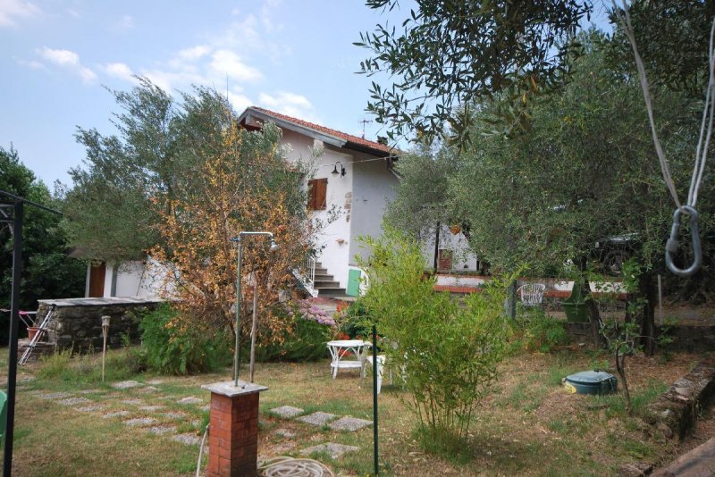 Half-vrijstaande woning in Castelnuovo Magra
