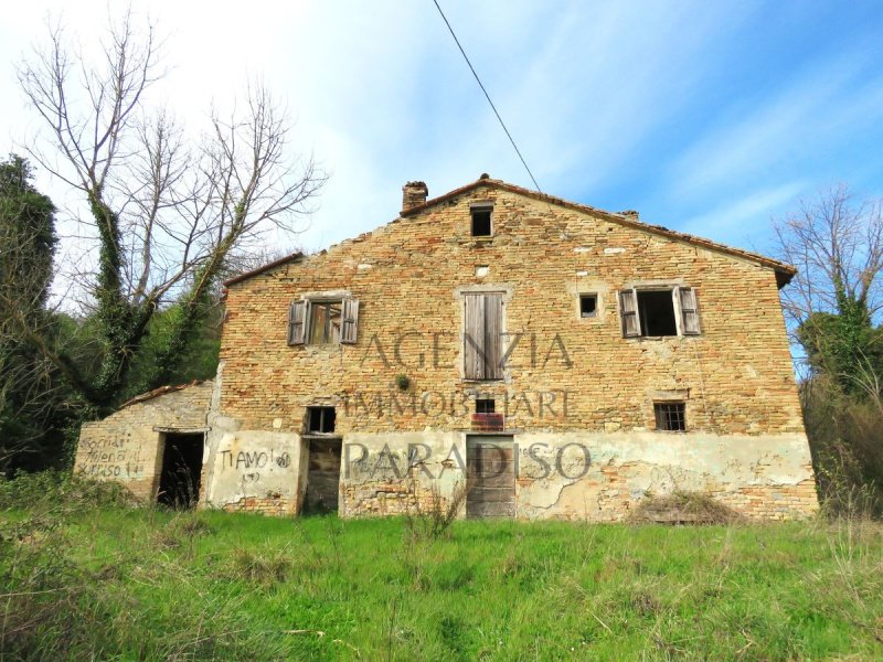 Klein huisje op het platteland in Urbino