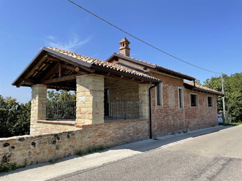 Hus från källare till tak i Gabiano