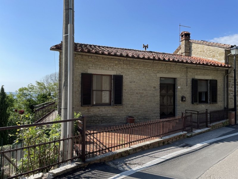 Hus från källare till tak i Passignano sul Trasimeno