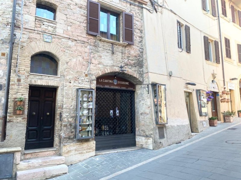 Kommersiell byggnad i Assisi