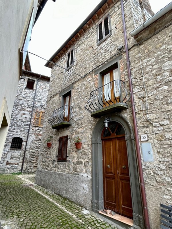 Top-to-bottom house in Todi