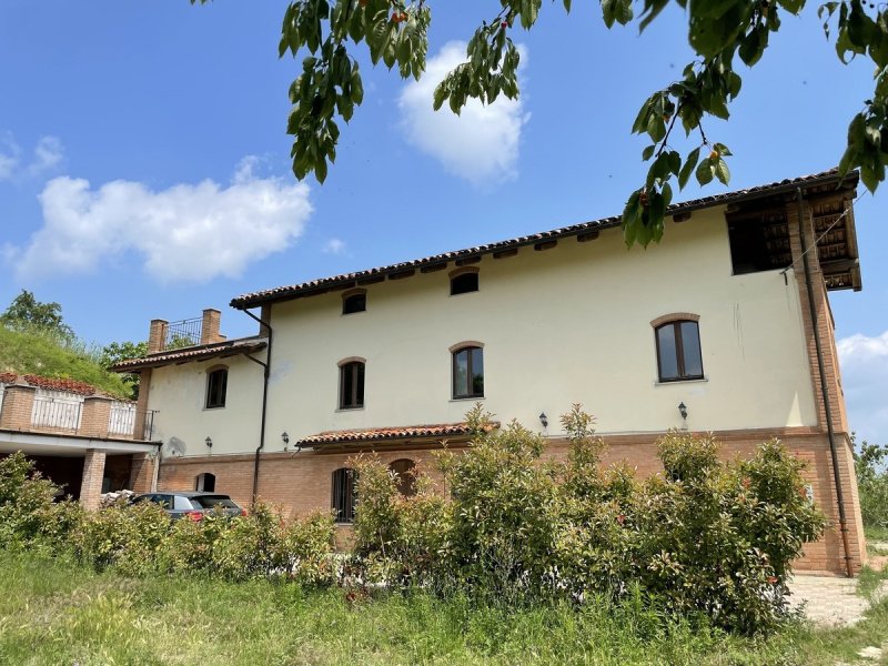 Detached house in Castiglione Tinella