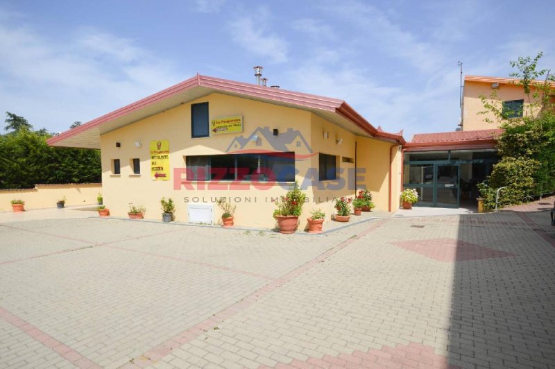 Commercial property in Santa Sofia d'Epiro