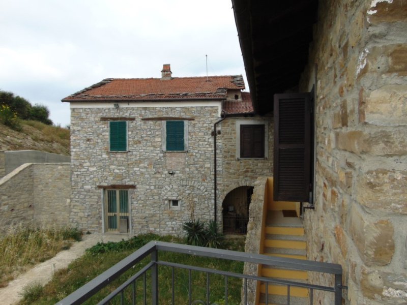 Klein huisje op het platteland in San Giorgio Scarampi