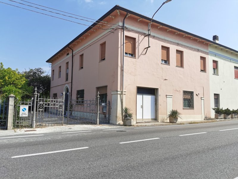 Detached house in Cento