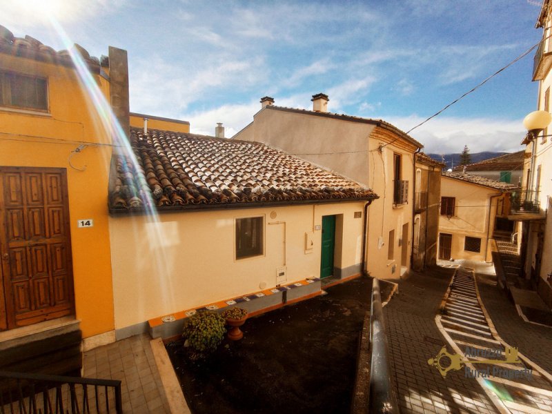 Hus från källare till tak i Carunchio