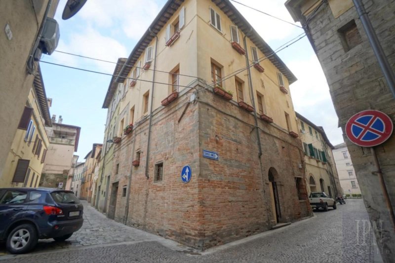 Hus från källare till tak i Città di Castello