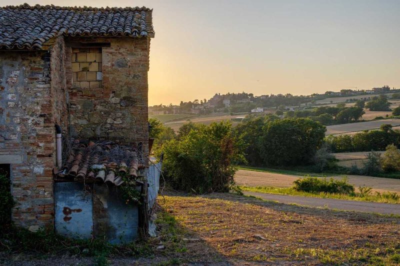 Klein huisje op het platteland in Todi