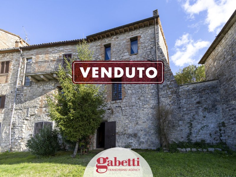 Hus från källare till tak i Monte Castello di Vibio