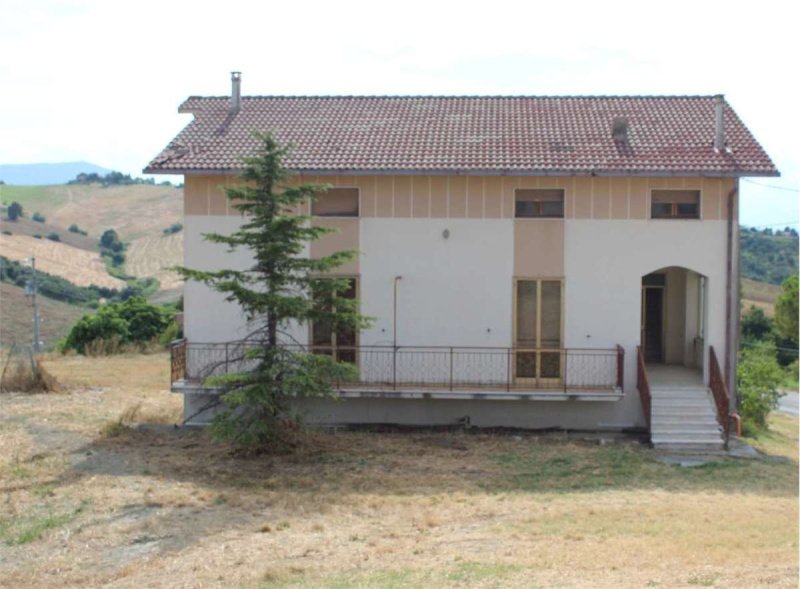 Detached house in Atessa