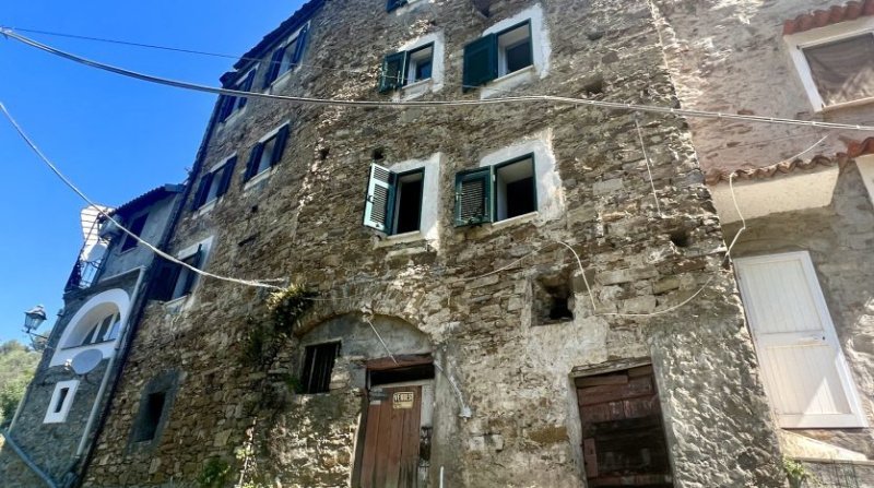 Hus från källare till tak i Camporosso