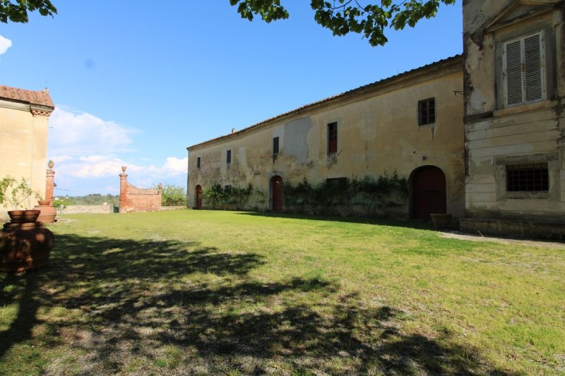 Историческое здание в Crespina Lorenzana