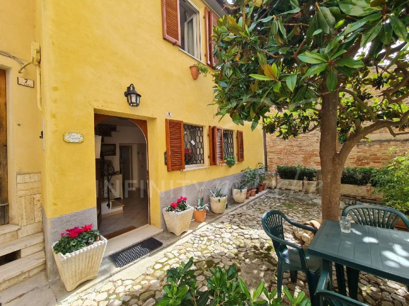 Half-vrijstaande woning in Montalto delle Marche