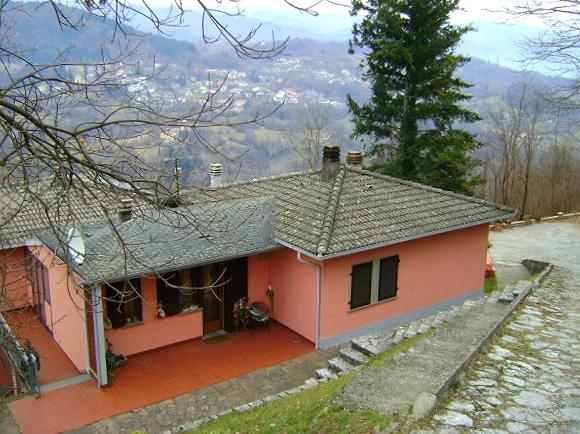 Hus i Camporgiano
