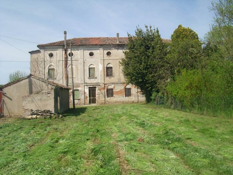 Historisches Haus in Adria