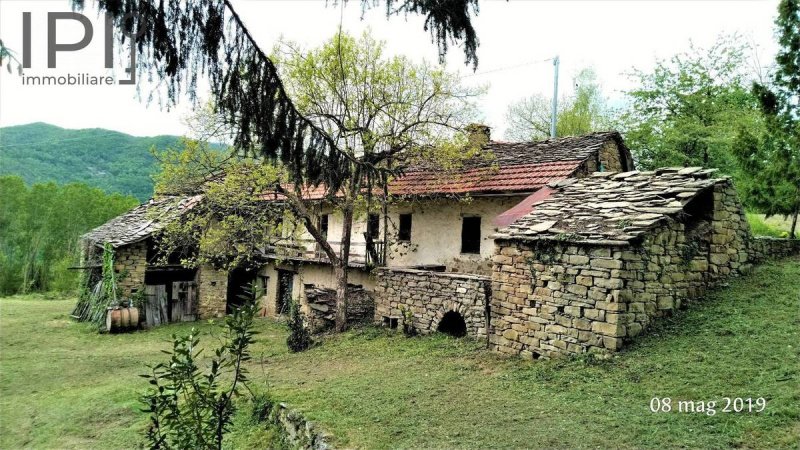 Klein huisje op het platteland in Monesiglio
