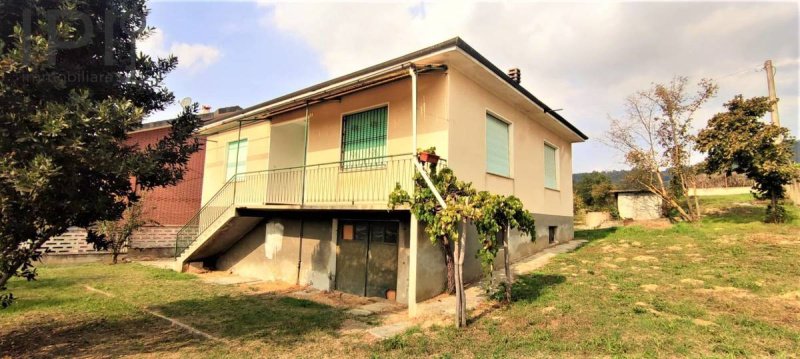 Einfamilienhaus in Montechiaro d'Acqui