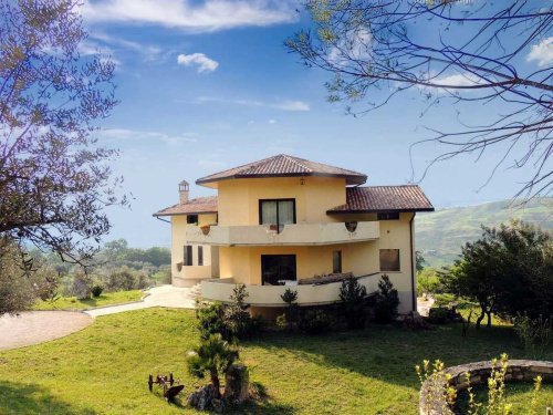 Villa in San Valentino in Abruzzo Citeriore