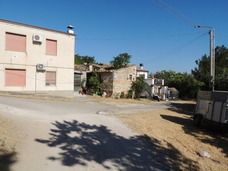 Klein huisje op het platteland in San Valentino in Abruzzo Citeriore