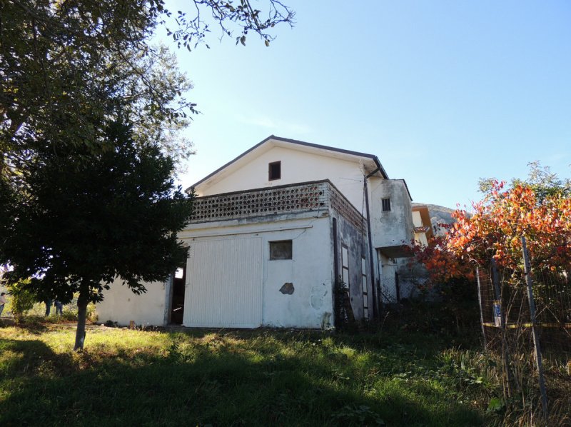 Klein huisje op het platteland in Corvara