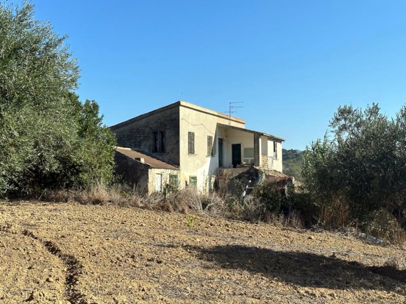 Klein huisje op het platteland in Città Sant'Angelo