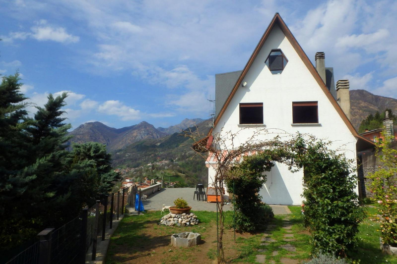 Detached house in Carlazzo