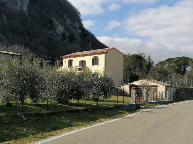 Klein huisje op het platteland in Semproniano