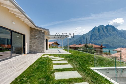 Villa in Riva di Solto