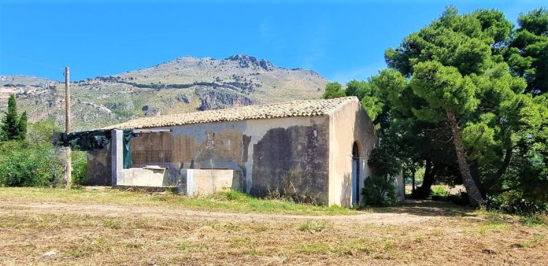 Klein huisje op het platteland in Castellammare del Golfo