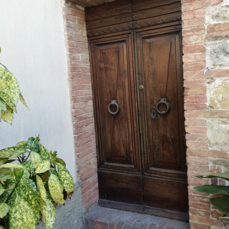 Hus från källare till tak i Chiusdino