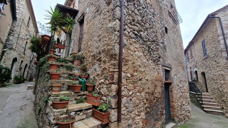 Hus från källare till tak i Lugnano in Teverina