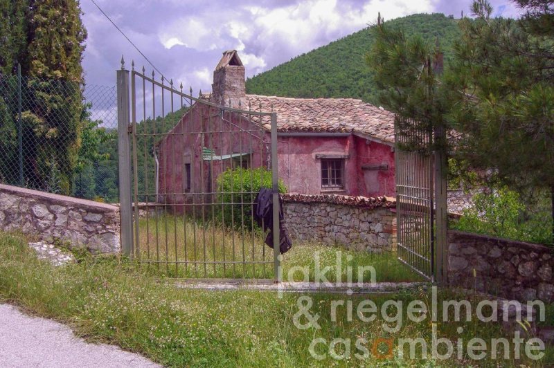 Klein huisje op het platteland in Trevi