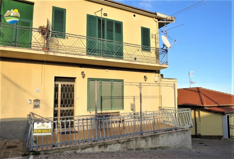 Half-vrijstaande woning in Picciano