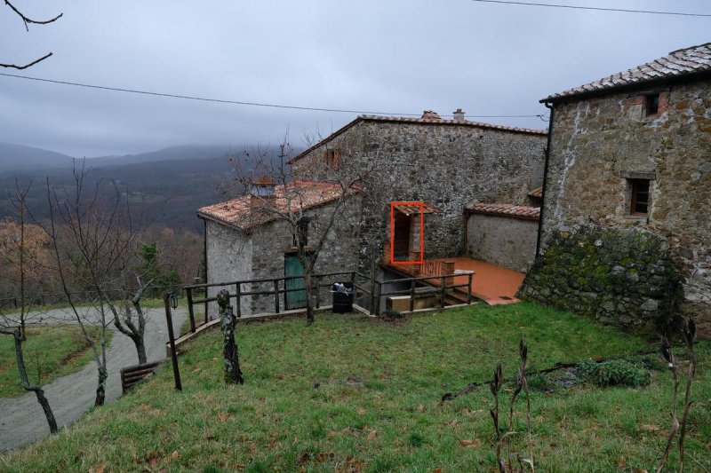 Klein huisje op het platteland in Montieri