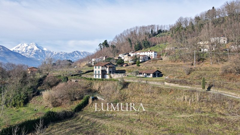 Country house in Barga