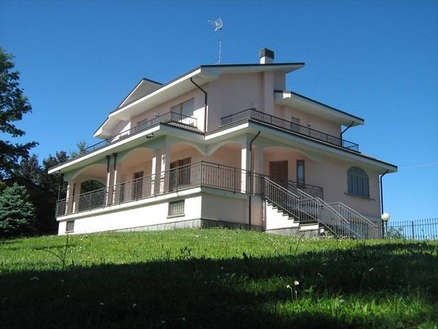 Villa in Compiano