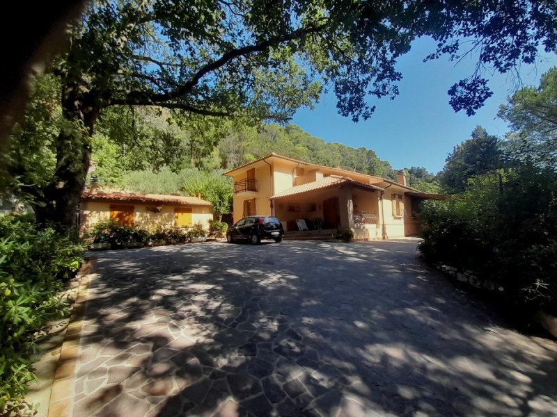 Villa in Castellina Marittima